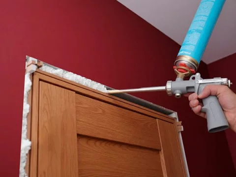 На чём держатся межкомнатные двери